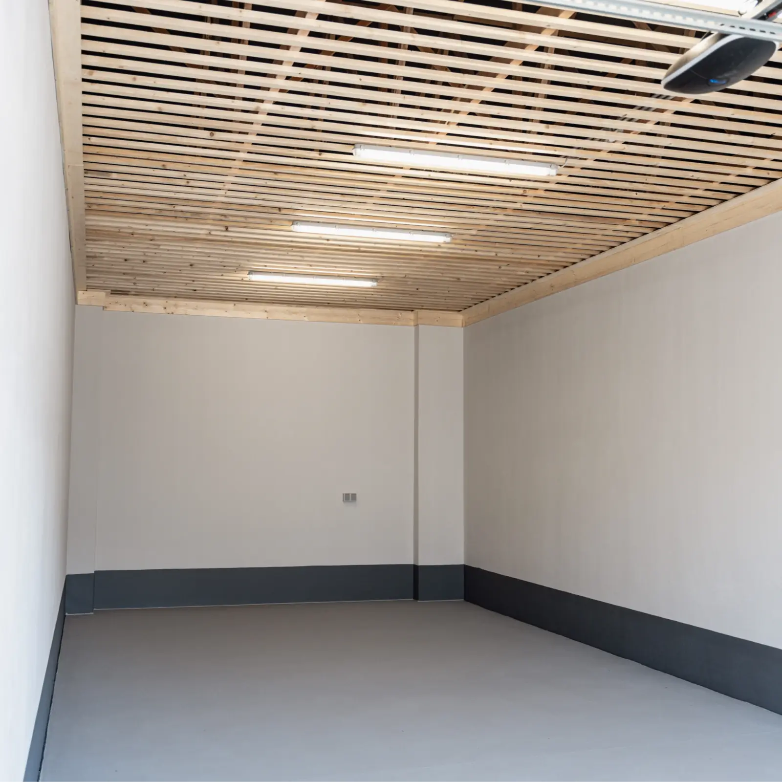 Kiadó Yellow Store M méretű modern tároló és garázs motorikus garázskapu rendszerrel