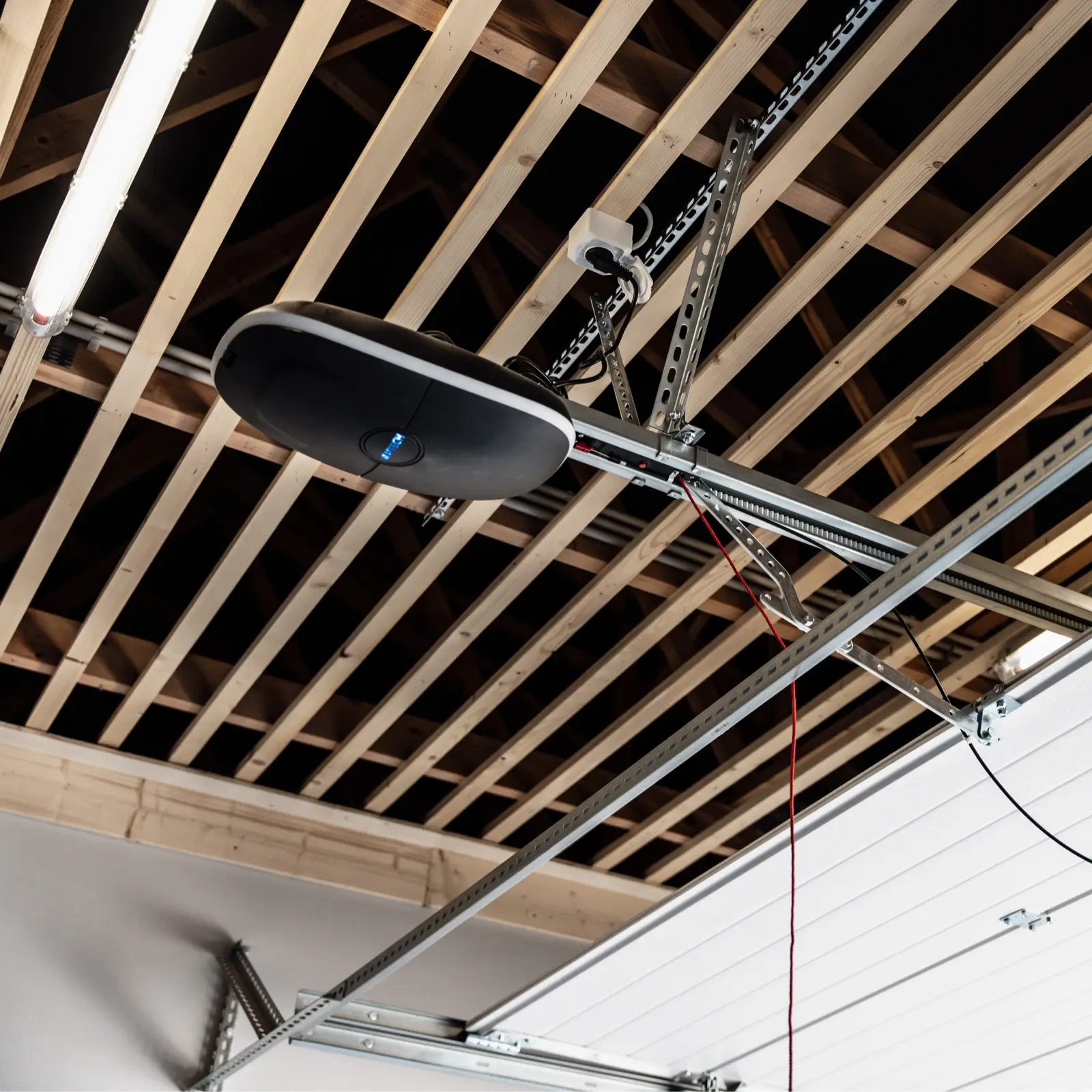 Kiadó Yellow Store M méretű modern tároló és garázs motorikus garázskapu rendszerrel