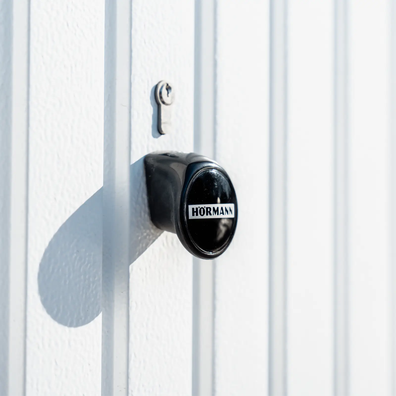 Kiadó Yellow Store tárolók és garázsok modern Hörmann garázskapuval